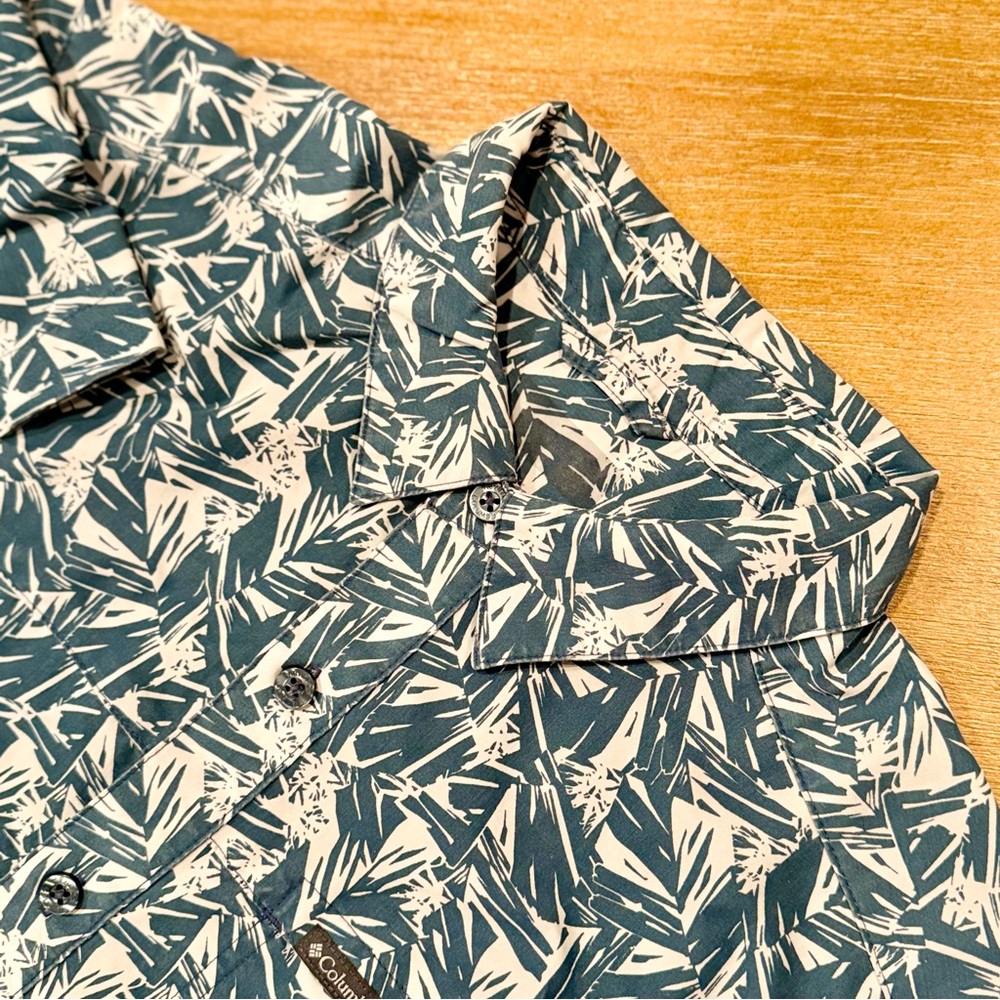 Columbia Men’s Button Down Short‎ Sleeve Shirt Blue Green Tropical Print Sz M